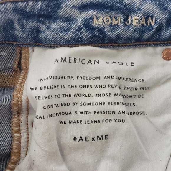 American Eagle Stretch Distressed Light Wash Mom Jeans Size 6 - Picture 5 of 13